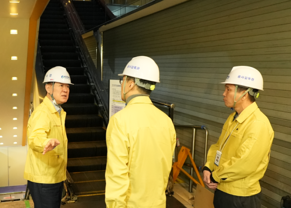 ▲한국중소벤처기업유통원 이태식 대표이사가 3일 동절기를 맞아 서울 양천구 목동 행복한백화점에 대한 특별 안전점검을 실시했다.  (사진제공=한국중소벤처기업유통원)