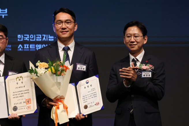 ▲윤현준(사진 왼쪽) 잡코리아 대표이사가 소프트웨어 산업발전 유공 포상 장관 표창을 수상한 뒤 배경훈 부총리 겸 과학기술정보통신부 장관과 함께 기념 촬영을 하고 있다. (사진제공=잡코리아)