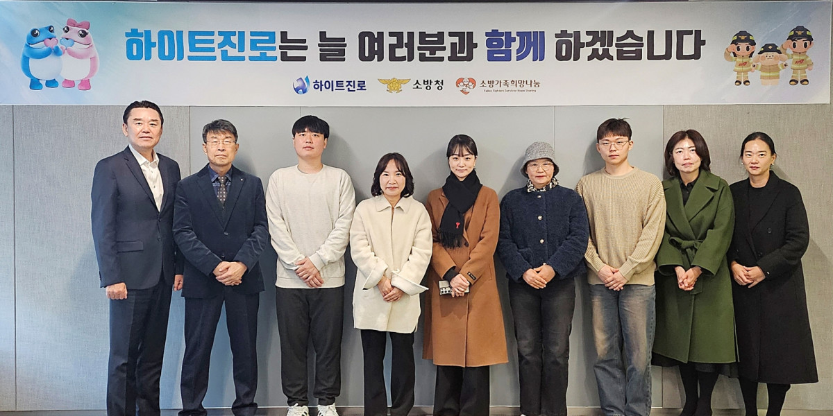 ▲2일 서울 서초동 하이진로 본사에서 김인규(가장 왼쪽) 하이트진로 대표와 소방공무원 유가족이 참석한 가운데 총 16가구에 노부모 생계비, 순직 인정 소송비, 긴급 생계비 등 지원금을 전달했다. (사진제공=하이트진로)