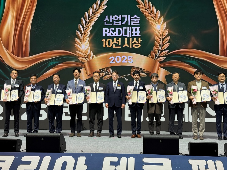 ▲한온시스템이 ‘HEV(하이브리드 전기차) 통합 열관리 제어 기술’로 ‘산업기술 R&D 기대성과 10선’에 선정되며, 산업통상부 장관상인 ‘올해의 산업기술혁신상’을 수상했다. 왼쪽 두 번째, 한온시스템 강성호 전무 (사진=한온시스)