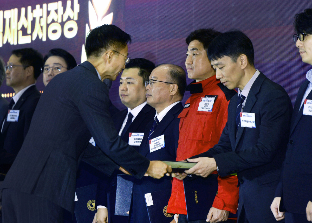 ▲3일 서울시 삼성동 코엑스 C홀에서 개최된 ‘대한민국 발명특허대전’에서 한국자동차연구원이 지식재산처장상 기관 표창을 수상하고 있다. (사진=한국자동차연구원)