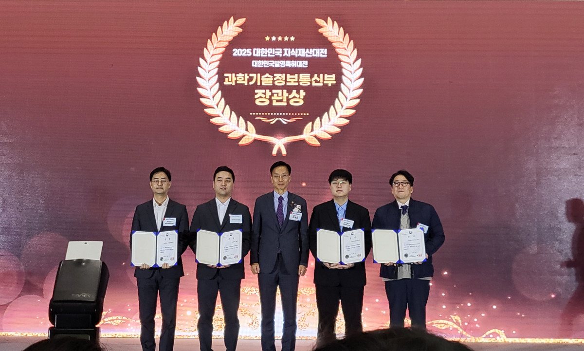 ▲한주석 뉴라클제네틱스 CSO(왼쪽 첫 번째)가 2025 대한민국 발명특허대전에서 기념촬영하고 있다. (사진제공=뉴라클제네틱스)