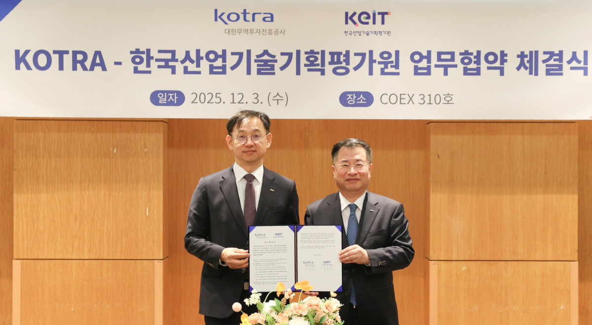 ▲코트라와 한국산업기술기획평가원(KEIT)는 3일 서울 코엑스에서 ‘R&D 수행기업의 해외 진출과 성과 확산을 위한 업무협약(MOU)’을 체결했다. 강경성 코트라 사장(오른쪽)과 전윤종 한국산업기술기획평가원(KEIT) 원장이 업무협약 체결 후 기념촬영을 하고 있다. (사진=코트라)