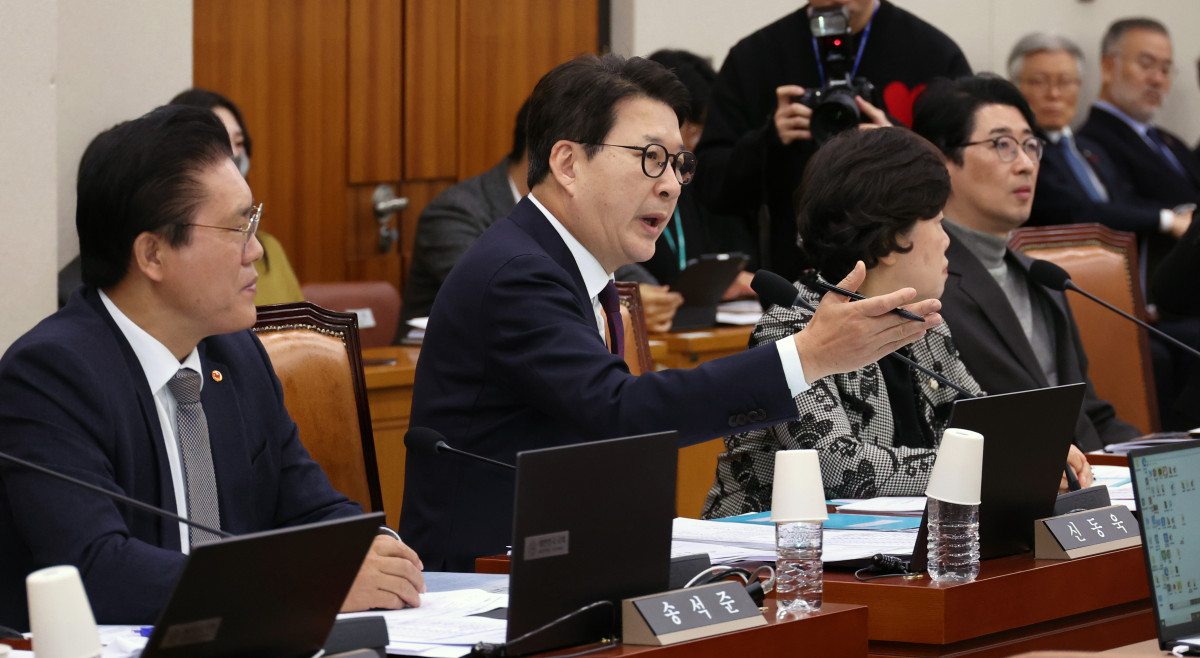 ▲신동욱 국민의힘 의원이 3일 서울 여의도 국회에서 열린 전체회의에서 장경태 더불어민주당 의원의 성추행 의혹을 거론하고 있다. 2025.12.03.  (뉴시스)