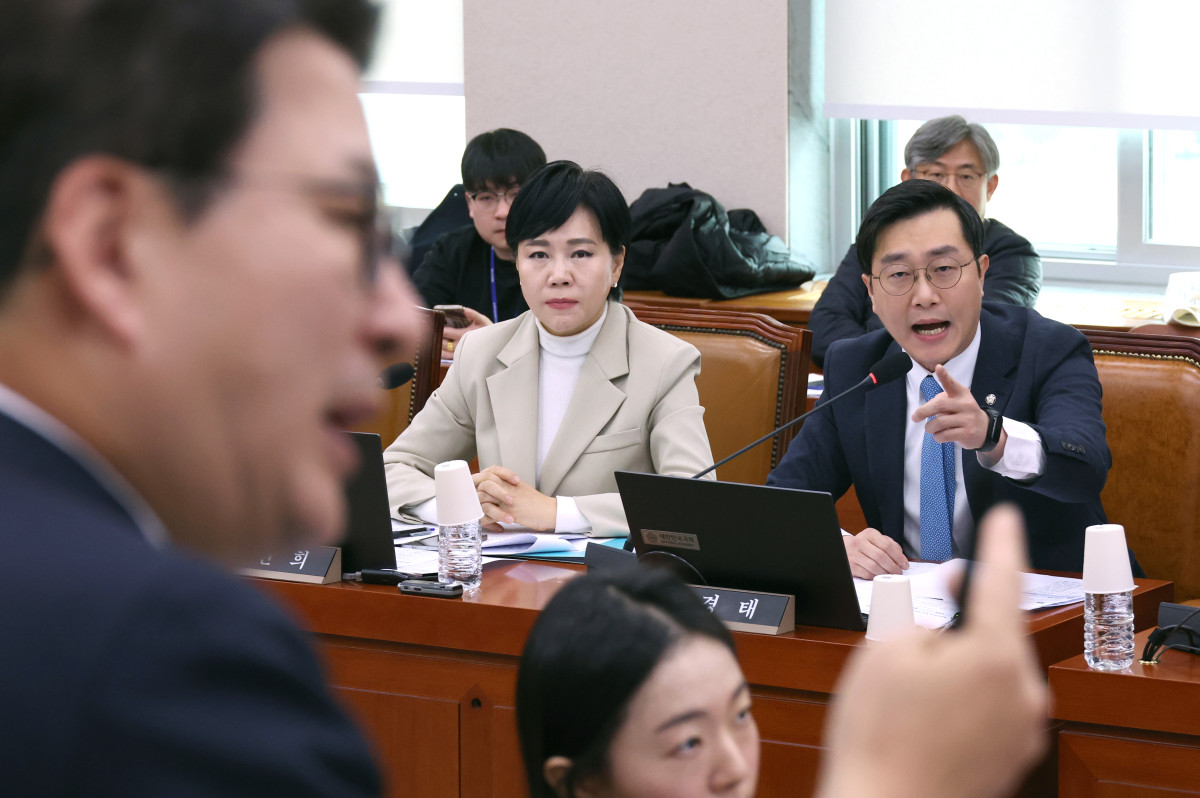 ▲성추행 의혹에 대해 경찰 조사를 받는 장경태 더불어민주당 의원이 3일 서울 여의도 국회에서 열린 전체회의에서 신동욱 국민의힘 의원의 관련 발언에 대해 항의하고 있다. 2025.12.03. (뉴시스)