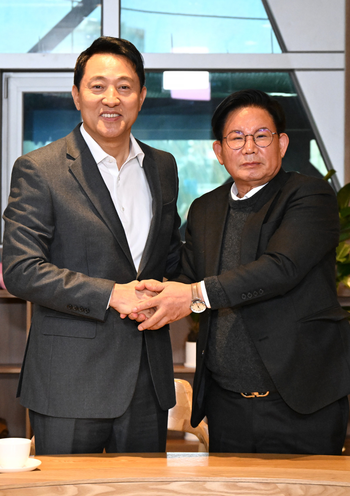 ▲오세훈 시장 3일(수) 오전 박강수 마포구청장을 만나 면담 전 기념사진을 촬영하고 있다. (서울시)