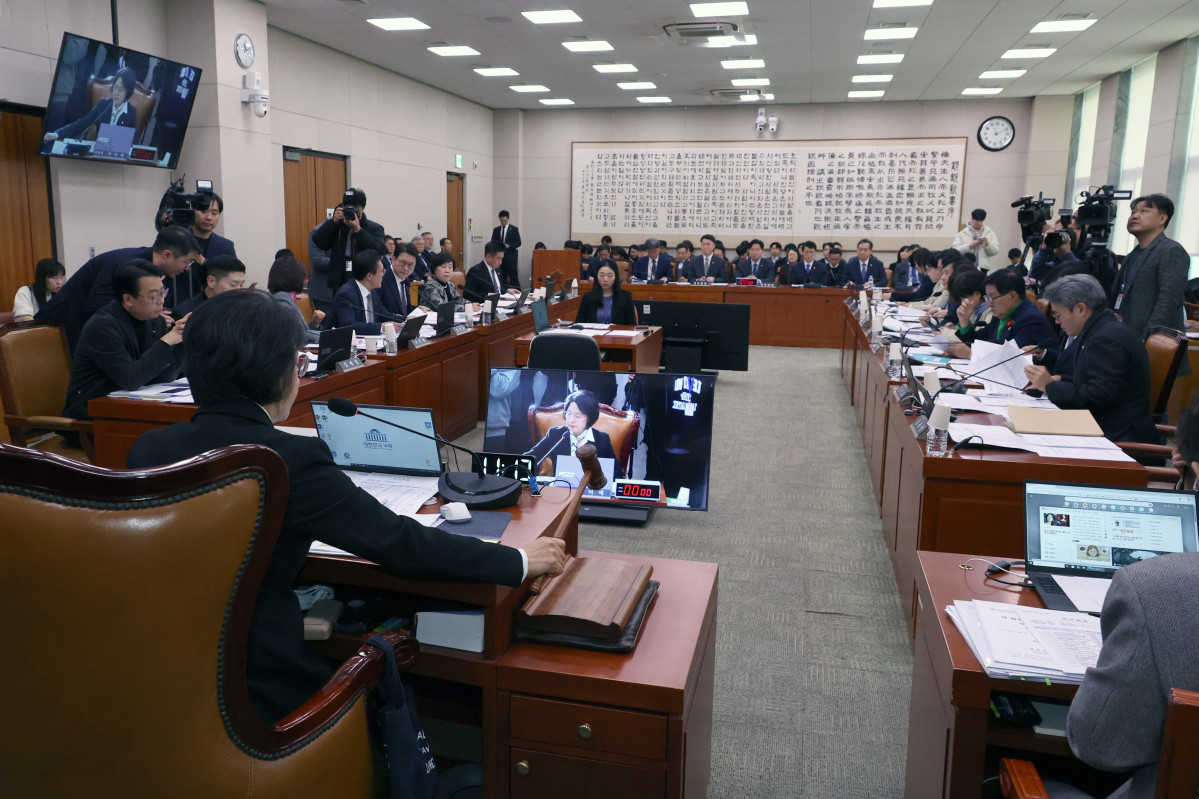 ▲추미애 국회 법제사법위원회 위원장이 3일 서울 여의도 국회에서 열린 전체회의에서 의사봉을 두드리고 있다. 2025.12.03.  (뉴시스)