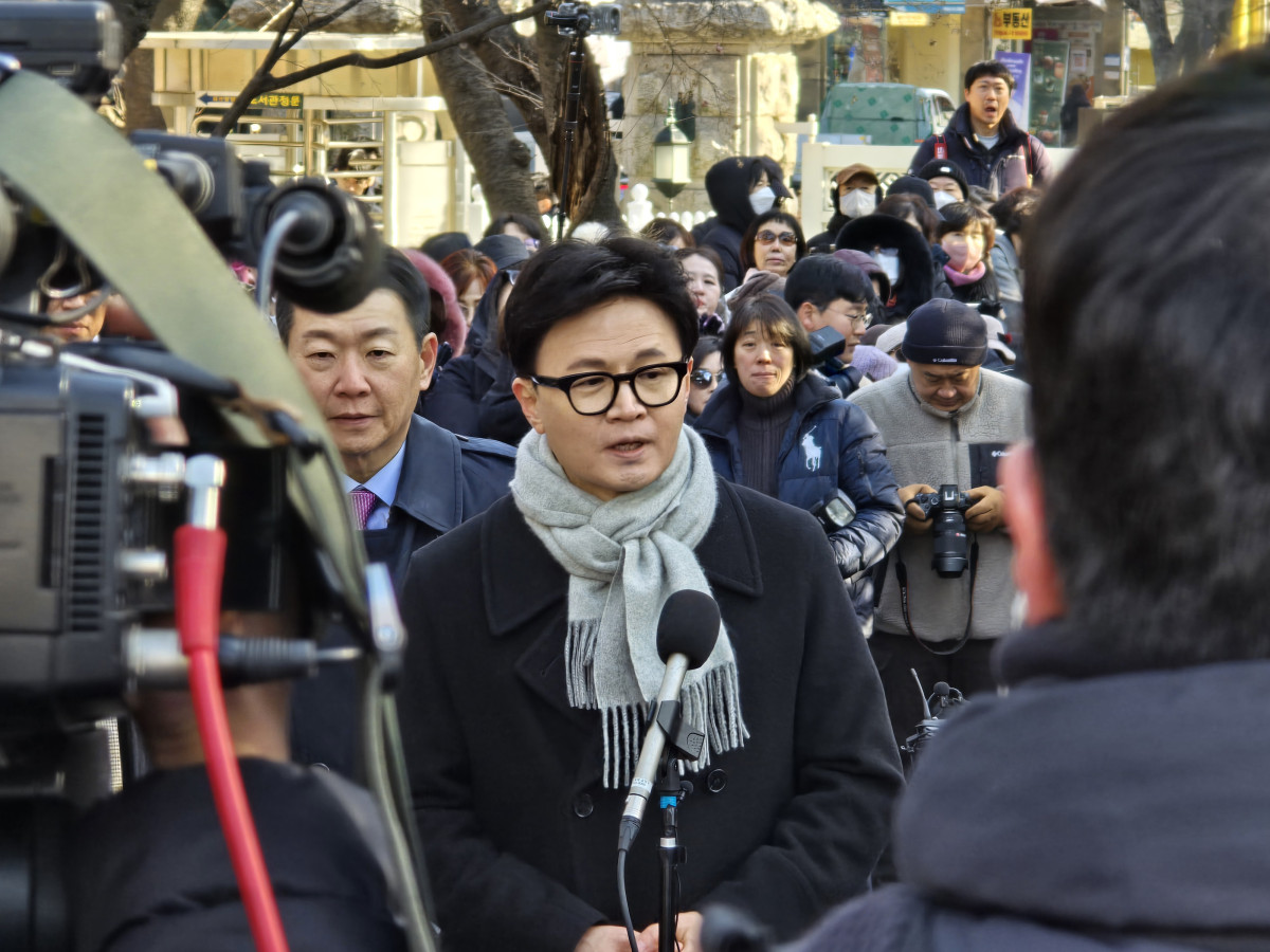▲한동훈 국민의힘 전 대표가 3일 서울 여의도 국회도서관 인근 쪽문에서 12·3 비상계엄 1년을 맞아 기자회견을 하고 있다. 유진의 기자 jinny0536@