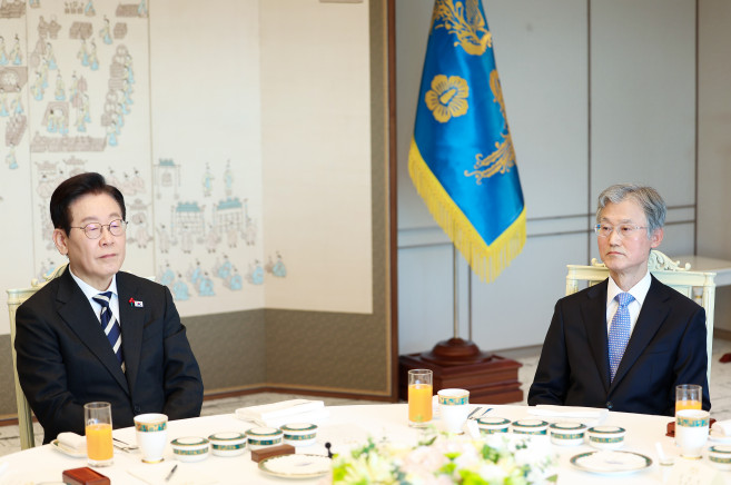 ▲이재명 대통령이 3일 용산 대통령실에서 열린 5부 요인 초청 오찬 간담회에서 조희대 대법원장과 참석자 발언을 듣고 있다.  (연합뉴스)