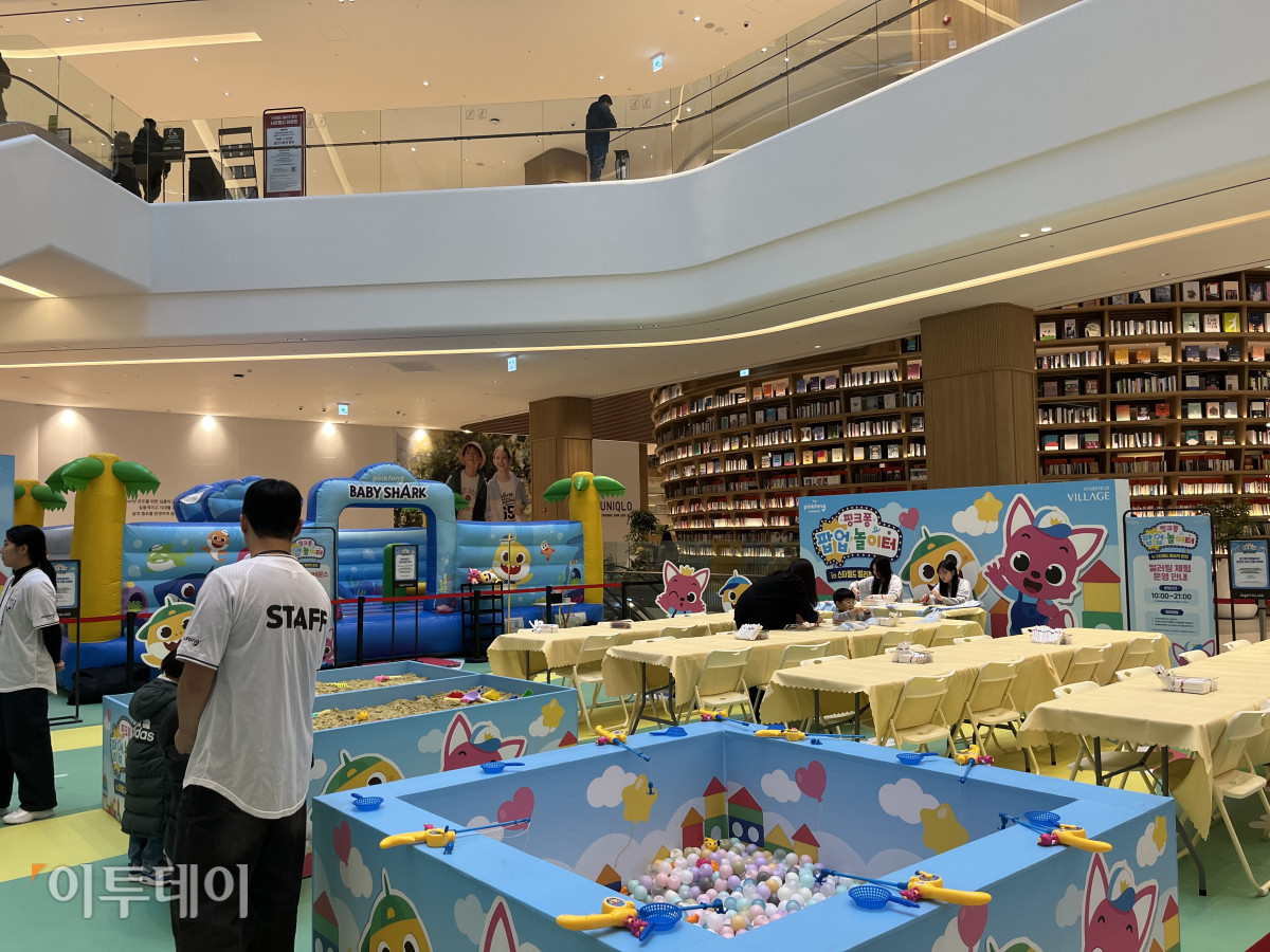 ▲'스타필드 빌리지 운정'에 '핑크퐁 팝업 놀이터'가 마련돼 있다. (박진희 수습기자 @jinhee12)