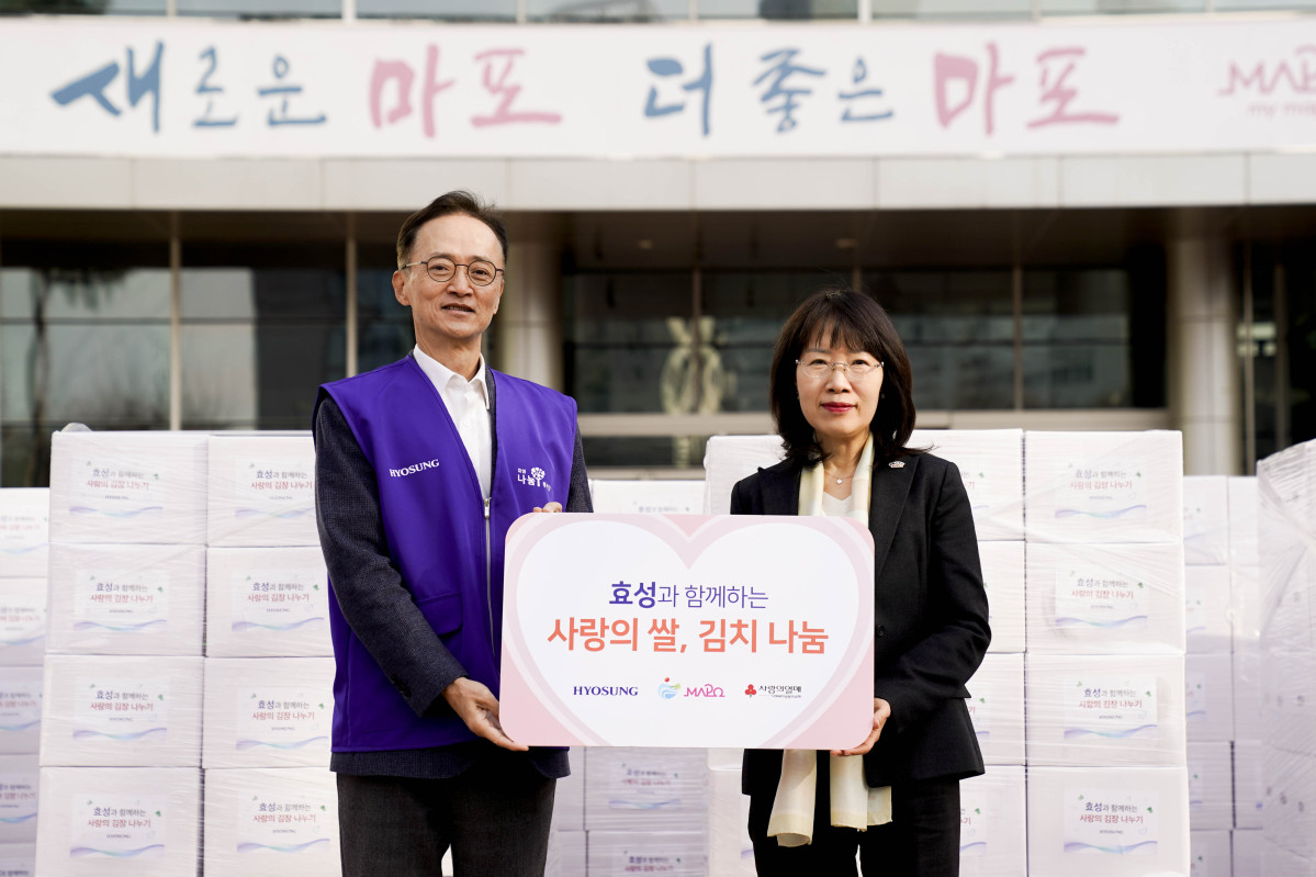 ▲효성이 3일 마포구청에서 마포구 관내 취약계층을 위한 ‘사랑의 쌀’, ‘사랑의 김장 김치’를 전달했다.(왼쪽부터)이정원 효성 커뮤니케이션실장, 오경희 마포구 부구청장 (효성)