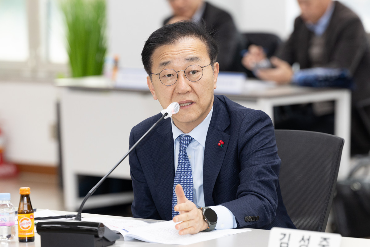 ▲김윤덕 국토부 장관이 평촌신도시 정비사업 현장을 방문해 정비사업 속도 제고를 강조하고 있다. (사진제공=국토교통부)