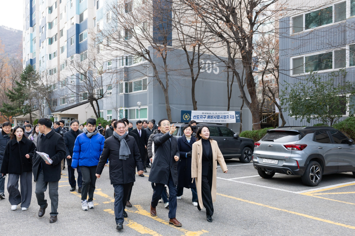 ▲김윤덕 국토부 장관이 평촌신도시 정비사업 현장을 둘러보고 있다. (사진제공=국토교통부)