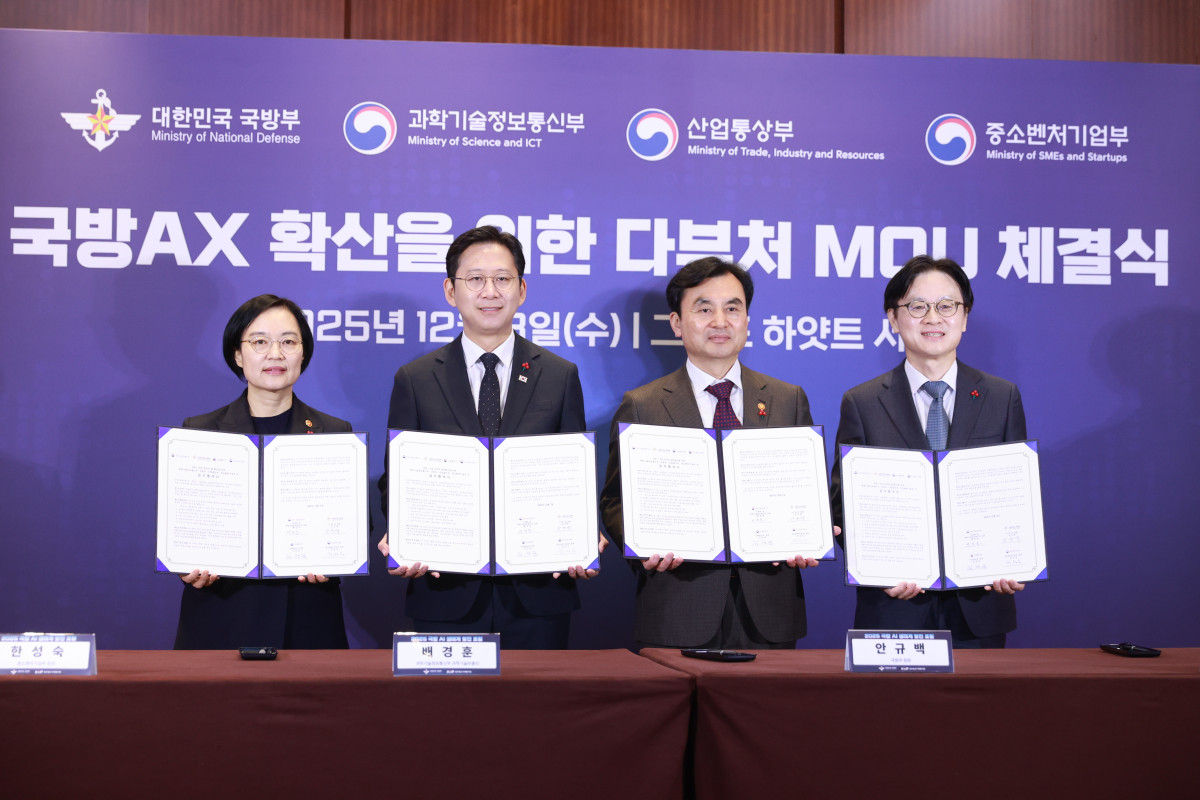 ▲한성숙 중소벤처기업부 장관, 배경훈 부총리 겸 과기정통부 장관, 안규백 국방부 장관, 김정관 산업부 장관이 3일 서울 용산구 그랜드 하얏트 서울에서 열린 '2025 국방 AI 생태계 발전 포럼'에서 국방AX 확산을 위한 다부처 업무협약(MOU)을 체결한 후 기념 촬영을 하고 있다. (사진제공=중소벤처기업부)