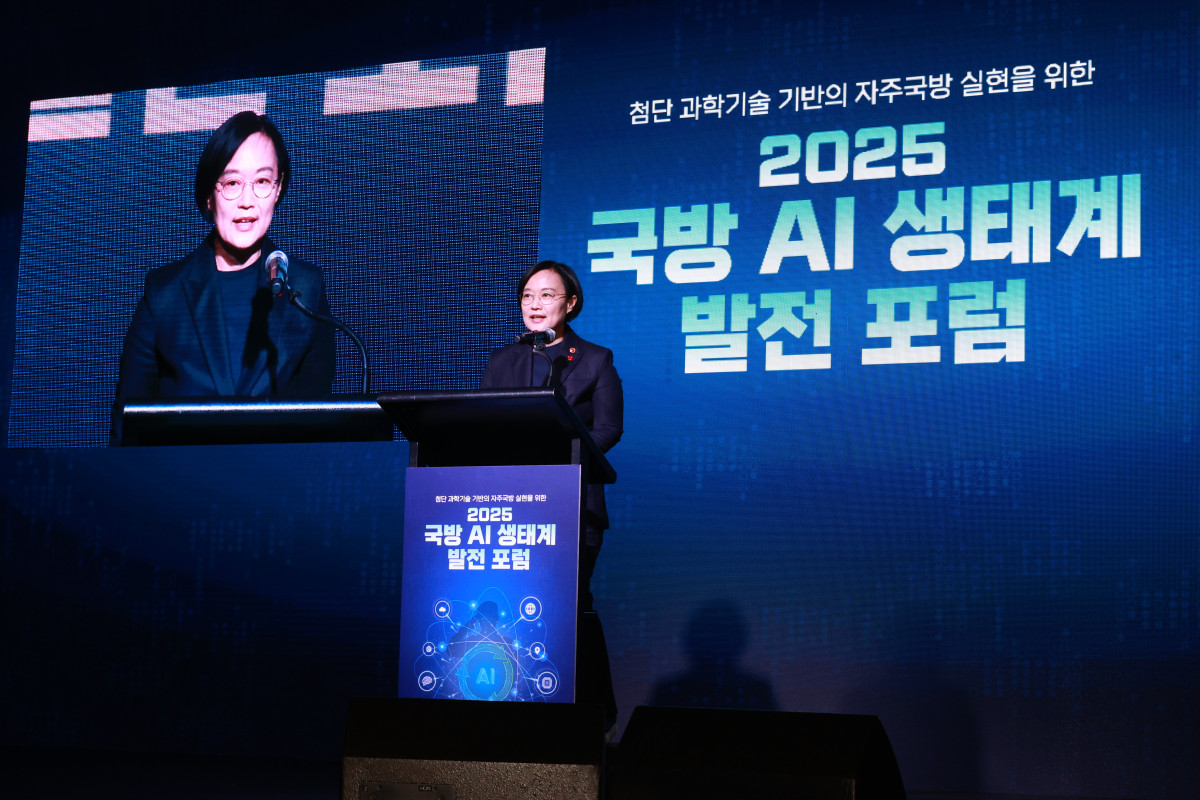 ▲한성숙 중소벤처기업부 장관이 3일 서울 용산구 그랜드 하얏트 서울에서 열린 '2025 국방 AI 생태계 발전 포럼'에서 축사를 하고 있다. (사진제공=중소벤처기업부)