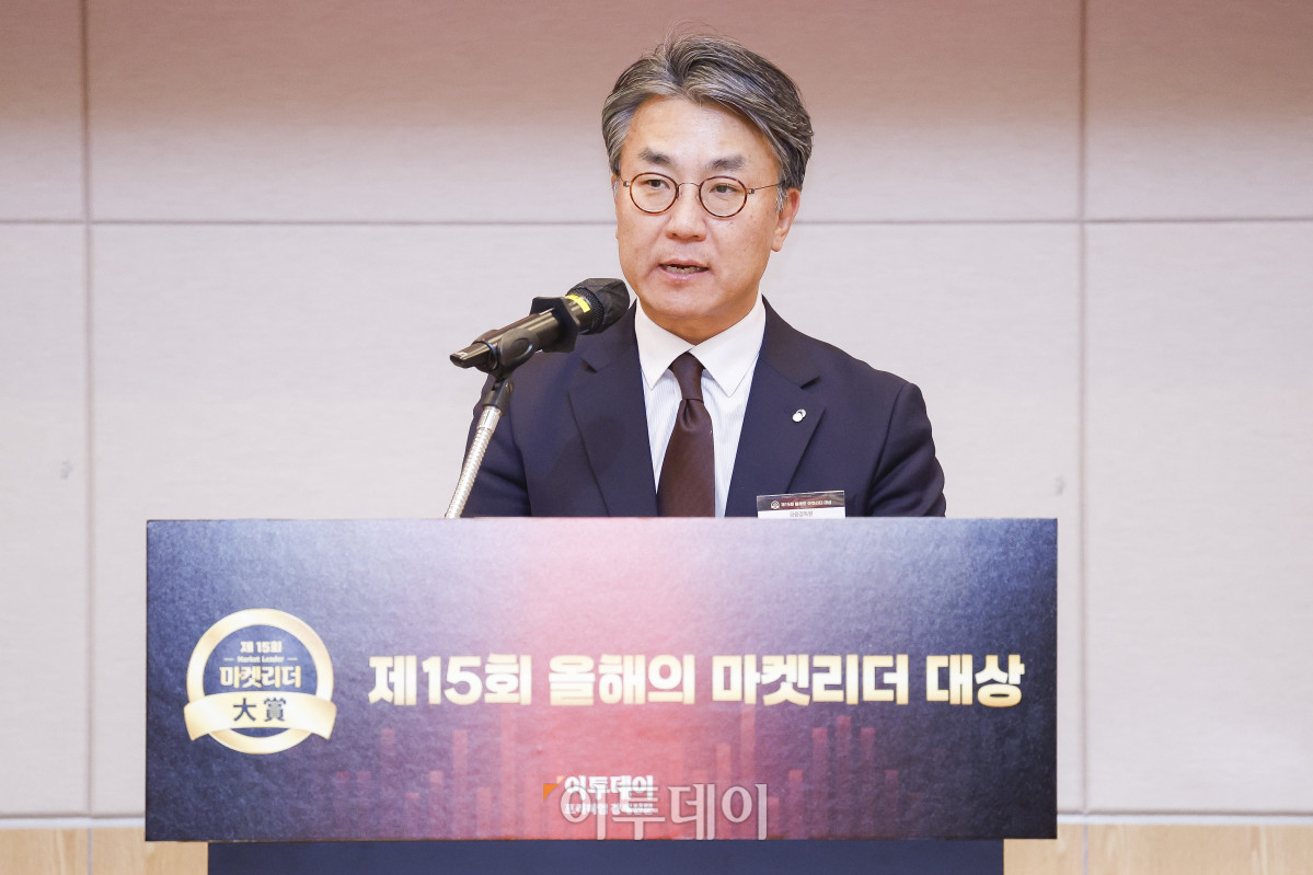 ▲서재완 금융감독원 금융투자 부원장보가 3일 서울 영등포구 FKI타워 컨퍼런스센터 에메랄드홀에서 열린 '제15회 이투데이 올해의 마켓리더 대상’ 시상식에서 축사를 하고 있다. ‘이투데이 올해의 마켓리더 대상’은 한 해를 마무리하며 증권업계를 이끈 마켓리더들의 노력과 성과를 고취하고, 금융투자 업계의 발전과 건전한 투자 문화 정착을 위한 시장 분위기를 조성하고자 진행되는 행사다. 조현호 기자 hyunho@