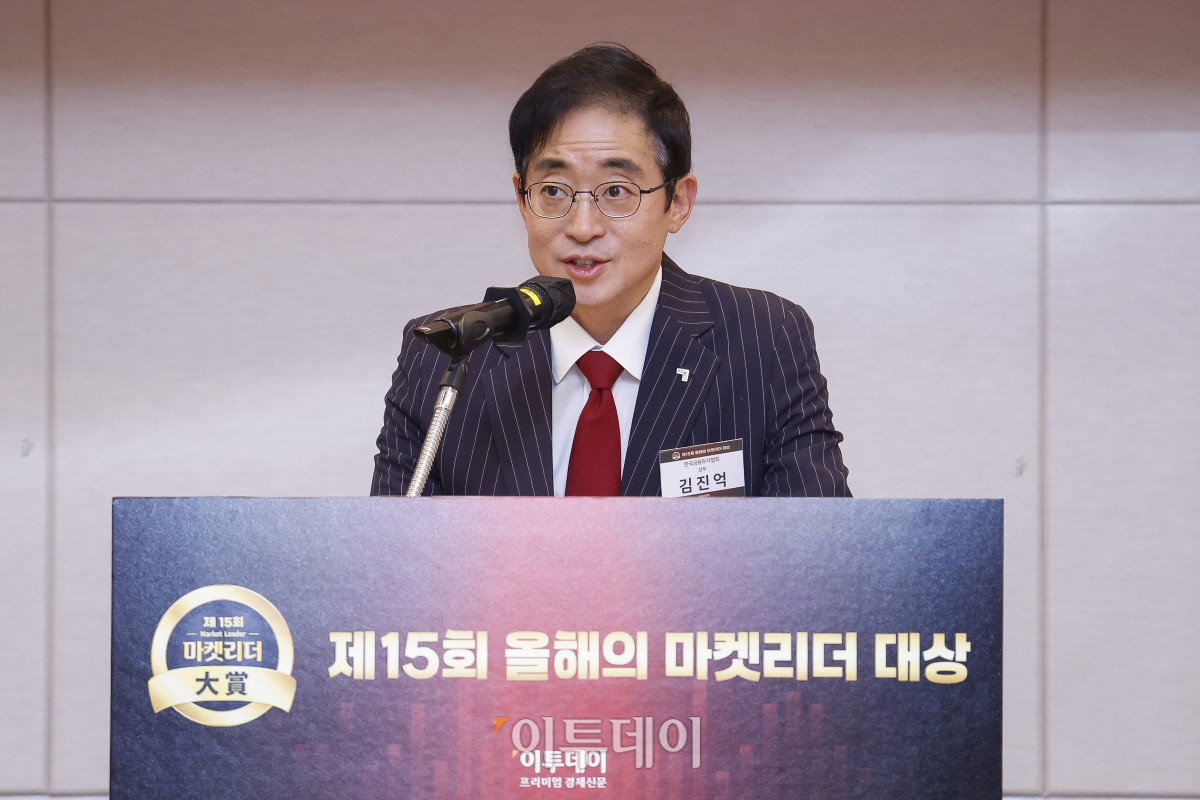 ▲김진억 한국금융투자협회 상무가 3일 서울 영등포구 FKI타워 컨퍼런스센터 에메랄드홀에서 열린 '제15회 이투데이 올해의 마켓리더 대상’ 시상식에서 심사평을 하고 있다. ‘이투데이 올해의 마켓리더 대상’은 한 해를 마무리하며 증권업계를 이끈 마켓리더들의 노력과 성과를 고취하고, 금융투자 업계의 발전과 건전한 투자 문화 정착을 위한 시장 분위기를 조성하고자 진행되는 행사다. 조현호 기자 hyunho@