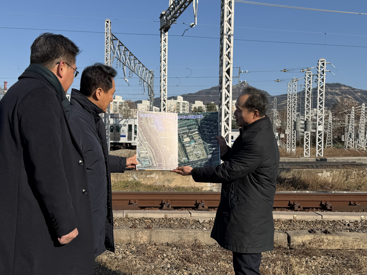 ▲오세훈(가운데) 서울시장이  노원구 상계동 창동차량기지에서 사업 성과를 보고받고 있다. (조유정 기자 youjung@)