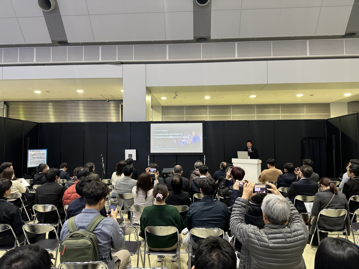 ▲3일(현지시간) 일본 도쿄 빅사이트에서 국제로봇전(iREX2025)이 개최됐다. 고훈건 현대자동차·기아 모바일로보틱스팀 팀장이 세미나에서 발표 중이다. (도쿄(일본)=이수진 기자)