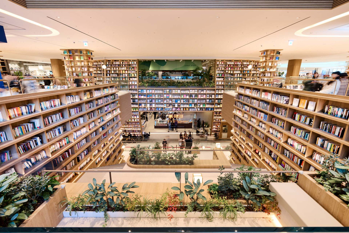 ▲경기도 파주 운정 신도시 대규모 아파트 단지 내에 자리 잡은 ‘스타필드 빌리지 운정’. 계단 형태로 설계된 라운지 ‘북스테어’ 모습.  (사진제공=신세계프라퍼티)