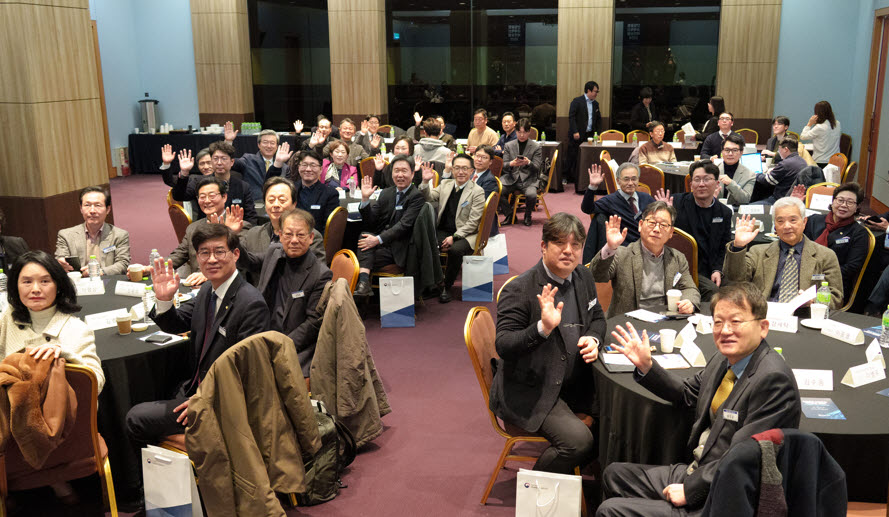 ▲'산업융합 규제혁신 비전포럼 2025' 행사 단체 사진. (사진제공=산업융합촉진 옴부즈만)