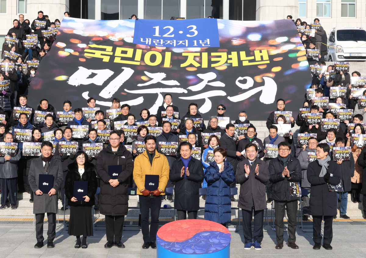 ▲정청래 더불어민주당 대표가 3일 서울 여의도 국회 본청 계단에서 열린 12.3 내란 저지 1년 현장 최고위원회의에서 계엄을 막아낸 시민과 함께 기념촬영을 하고 있다. 2025.12.03. (뉴시스)