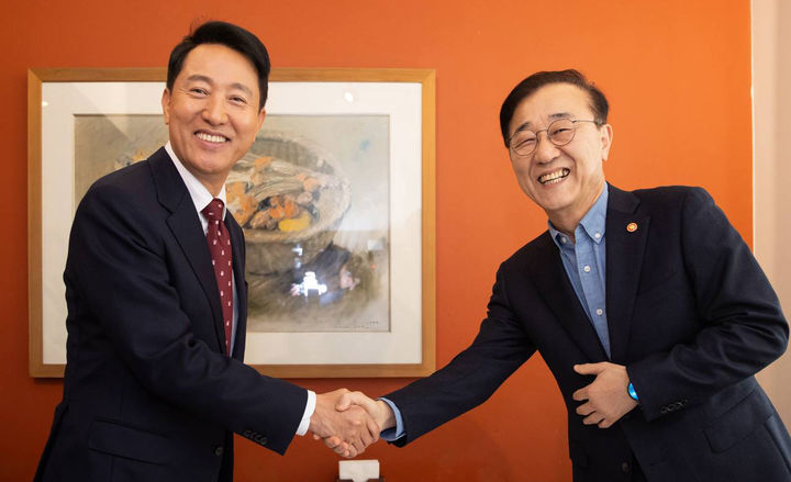 ▲김윤덕(오른쪽) 국토교통부 장관과 오세훈 서울시장이 지난달 13일 서울 중구 달개비에서 오찬회동을 하며 인사를 하고 있다. (사진제공=국토교통부)