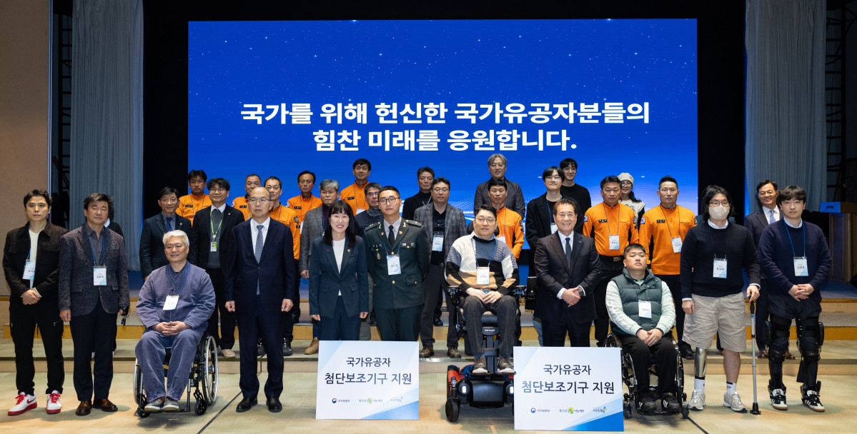 ▲포스코1%나눔재단이 3일 서울 포스코센터에서 국가유공자 및 현직 소방관·군인 등 36명에게 첨단보조기구를 전달했다.  (포스코홀딩스)