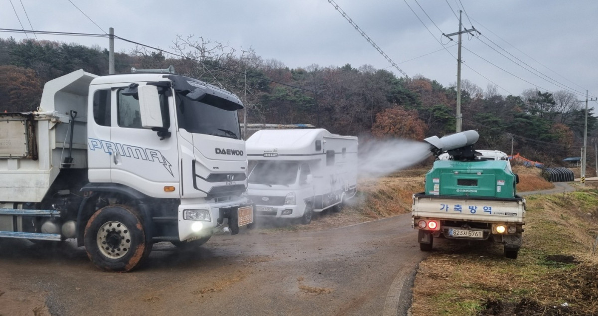 ▲충남 당진시 송산면 돼지농장에서 도내 처음으로 아프리카돼지열병(ASF)이 발생한 가운데 방역 당국이 25일 농장 주변을 긴급 방역하고 있다. (연합뉴스)