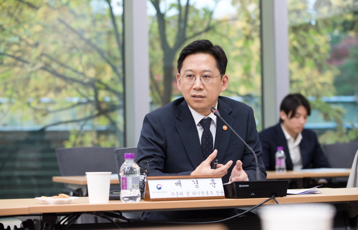 ▲배경훈 부총리 겸 과학기술정보통신부 장관이 11월 13일 오후 서울 성북구 한국과학기술연구원(KIST)에서 열린'제2차 과학기술 AI 전략대화'에서 '과학기술 AI 활성화 방안'을 논의하고 있다. (뉴시스)