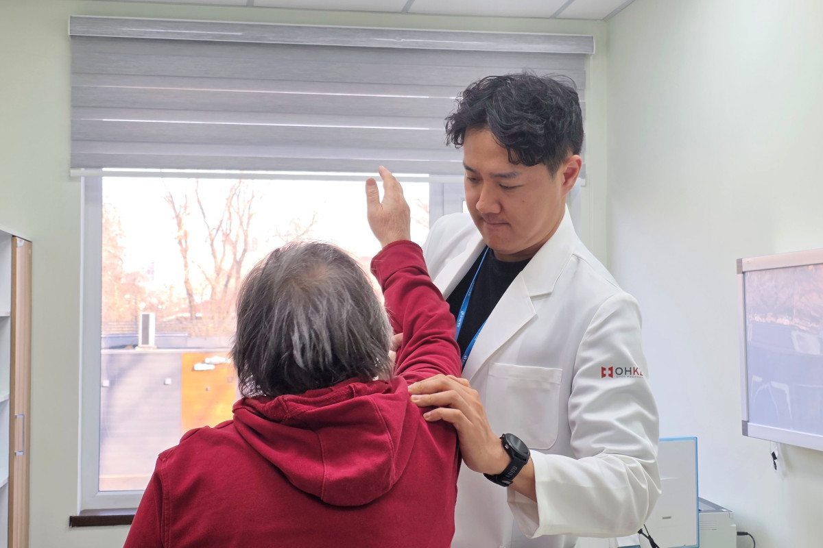 ▲강서K병원 김한주 병원장이 카자흐스탄 알마티 ‘코리안 메디컬 센터 알마티’에서 현지 환자를 진료하는 모습. (강서K병원)