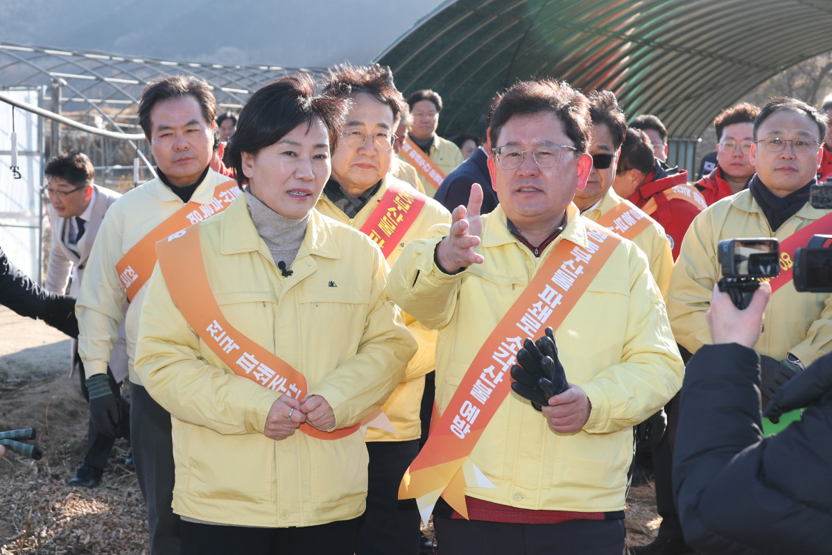 ▲이승돈 농촌진흥청장(오른쪽)이 송미령 농림축산식품부 장관과 3일 경북 안동시 임하면을 찾아 영농부산물 파쇄 지원 현장을 점검하고 있다. (사진제공=농촌진흥청)