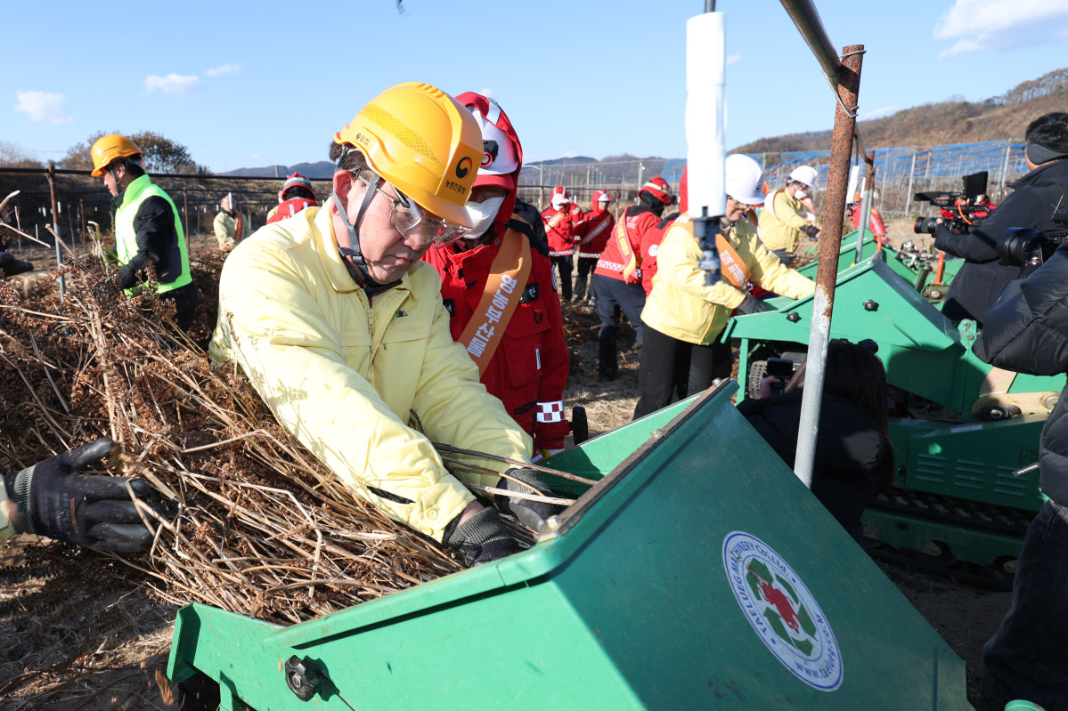 ▲이승돈 농촌진흥청장(오른쪽)이 3일 경북 안동시 임하면의 영농부산물 파쇄 지원 현장에서 직접 파쇄 작업을 시연하고 있다. (사진제공=농촌진흥청)