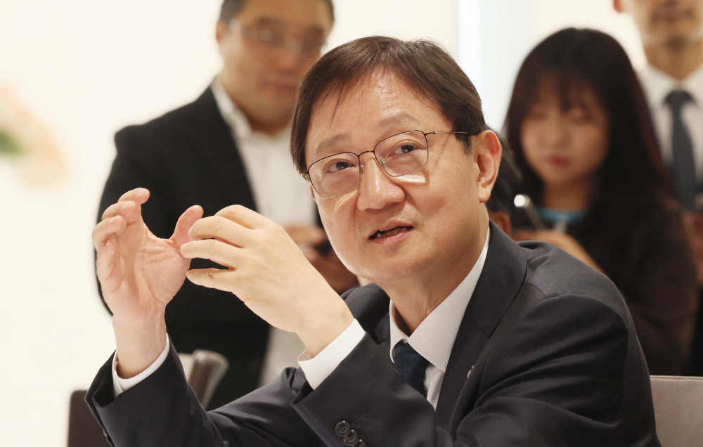 ▲이찬진 금융감독원장이 지난달 24일 서울 여의도 키움증권 본점을 찾아 벤처기업 대표와 화상 간담회를 갖고 있다. 키움증권은 19일 자기자본 4조원 이상 종합투자사업자(종투사)로 지정되며 발행어음 업무 인가를 최종 획득했다. 이 원장은 이날 현장 점검을 통해 비대면 발행어음 가입 절차의 안전성과 소비자 보호 장치 마련 여부를 확인했다. 신태현 기자 holjjak@ (이투데이DB)