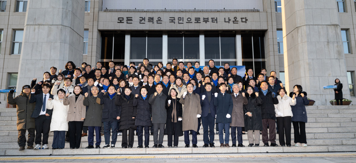 ▲우원식 국회의장과 김병기 더불어민주당 원내대표 등이 3일 서울 여의도 국회에서 열린 2층 정문 글새김 제막식에서 기념촬영을 하고 있다. 국회의사당 정현관 앞엔 헌법 제1조 제2항의 ‘모든 권력은 국민으로부터 나온다’는 문구가 새겨졌다. 신태현 기자 holjjak@