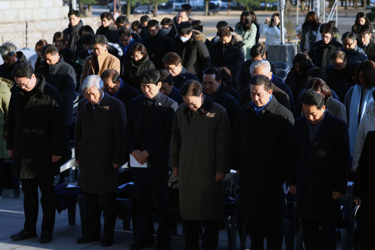 ▲우원식 국회의장과 김병기 더불어민주당 원내대표 등이 3일 서울 여의도 국회에서 열린 2층 정문 글새김 제막식에서 묵념하고 있다. 국회의사당 정현관 앞엔 헌법 제1조 제2항의 ‘모든 권력은 국민으로부터 나온다’는 문구가 새겨졌다. 신태현 기자 holjjak@