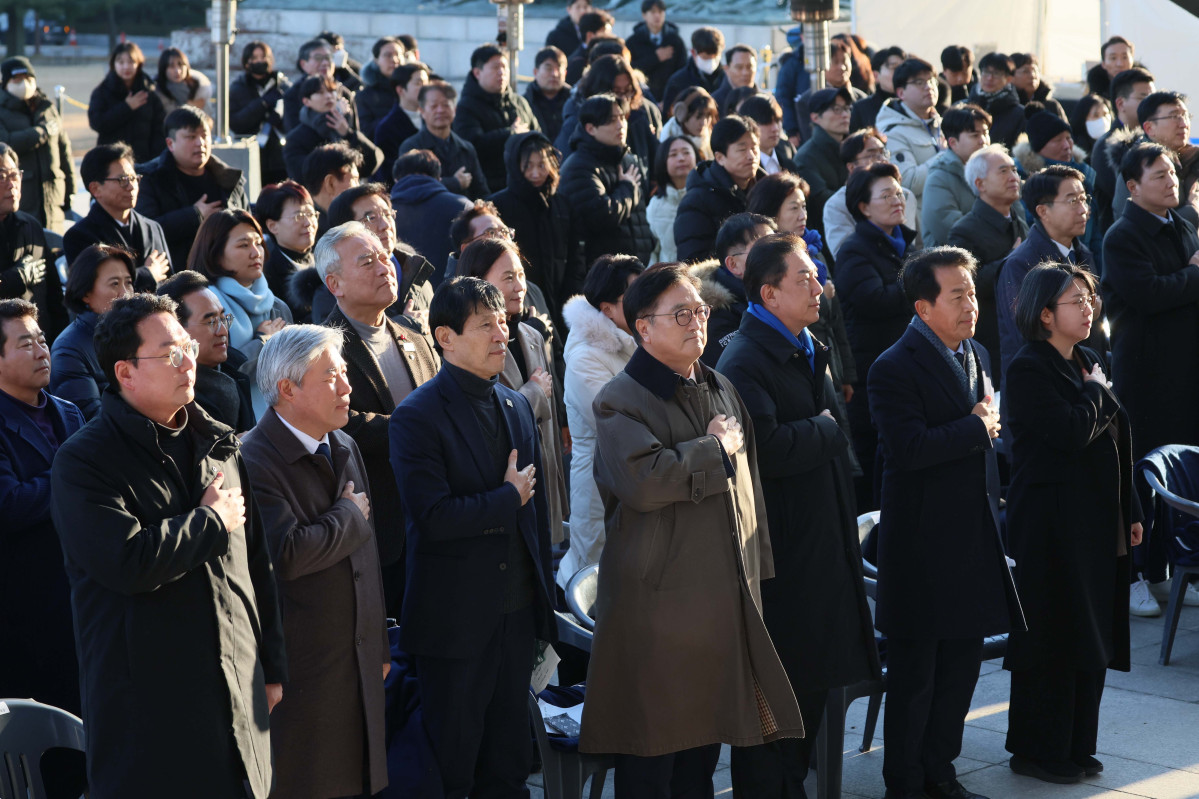 ▲우원식 국회의장과 김병기 더불어민주당 원내대표 등이 3일 서울 여의도 국회에서 열린 2층 정문 글새김 제막식에서 국민의례를 하고 있다. 국회의사당 정현관 앞엔 헌법 제1조 제2항의 ‘모든 권력은 국민으로부터 나온다’는 문구가 새겨졌다. 신태현 기자 holjjak@