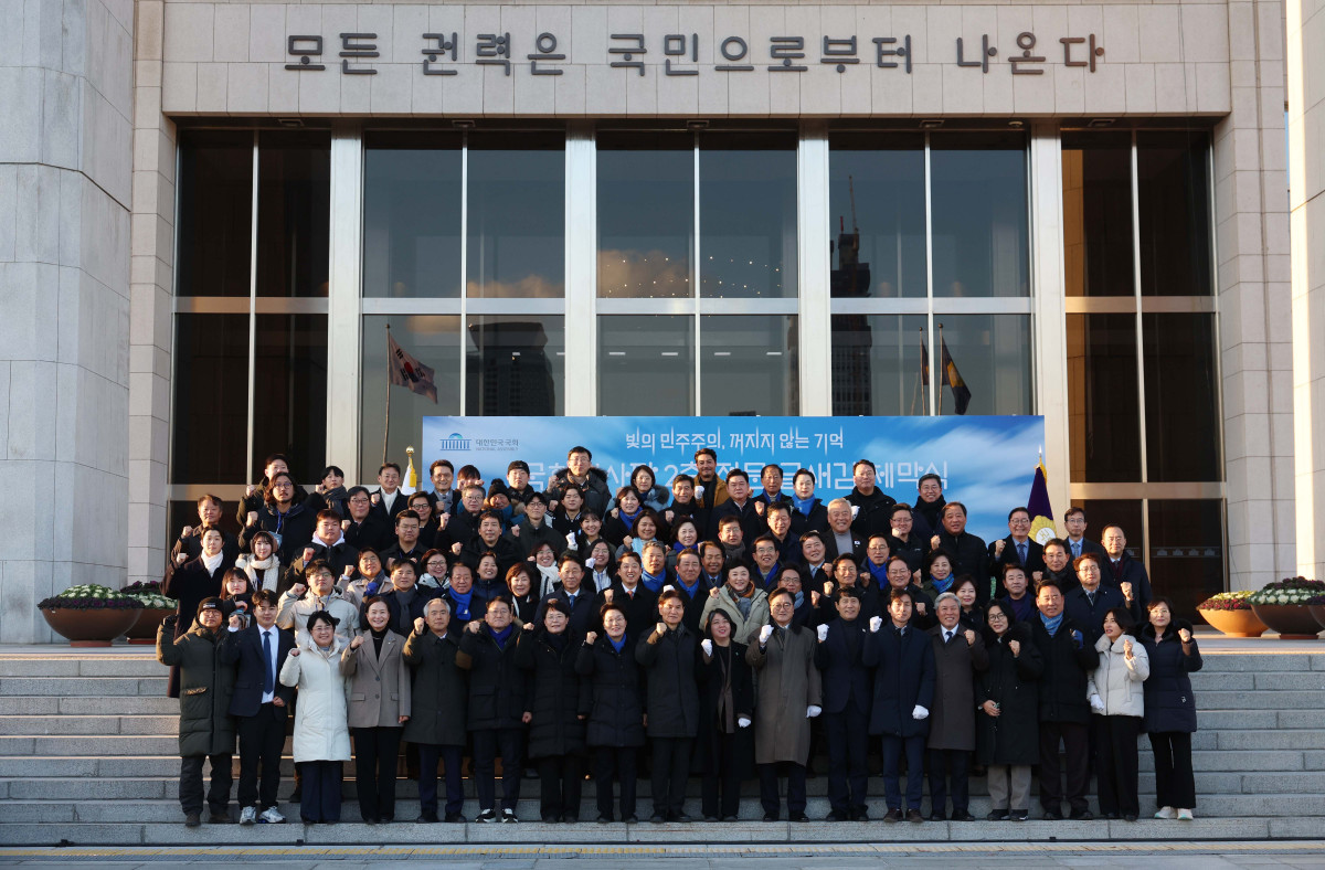 ▲우원식 국회의장과 김병기 더불어민주당 원내대표 등이 3일 서울 여의도 국회에서 열린 2층 정문 글새김 제막식에서 기념촬영을 하고 있다. 국회의사당 정현관 앞엔 헌법 제1조 제2항의 ‘모든 권력은 국민으로부터 나온다’는 문구가 새겨졌다. 신태현 기자 holjjak@