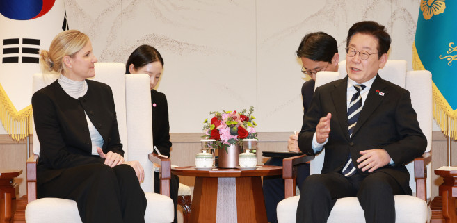 ▲이재명 대통령이 3일 용산 대통령실에서 커스티 코번트리 IOC 위원장을 접견하고 있다.  (연합뉴스)