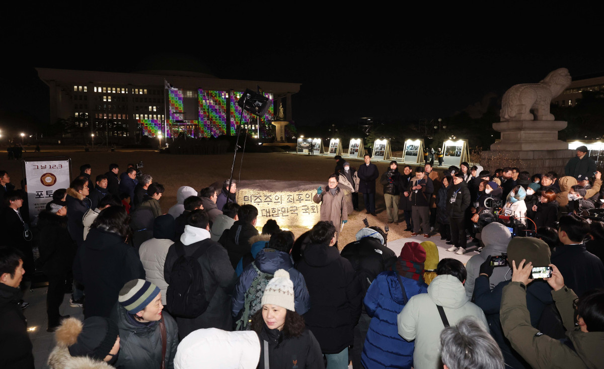 ▲우원식 국회의장이 3일 서울 여의도 국회에서 열린 ‘그날 12.3 다크투어’에서 직접 도슨트로 나서 시민들에게 국회 상징석에 대해 설명하고 있다. 신태현 기자 holjjak@