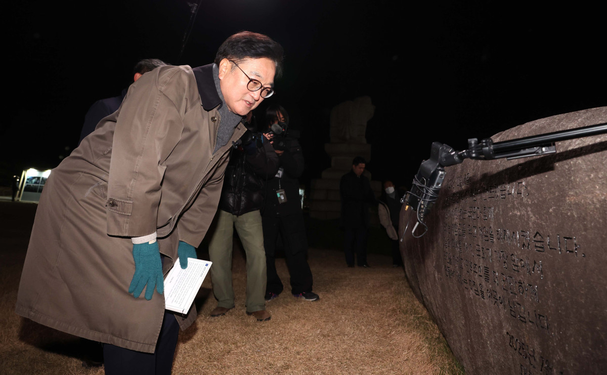 ▲우원식 국회의장이 3일 서울 여의도 국회에서 열린 ‘그날 12.3 다크투어’에서 직접 도슨트로 나서 시민들에게 국회 상징석에 대해 설명하고 있다. 신태현 기자 holjjak@