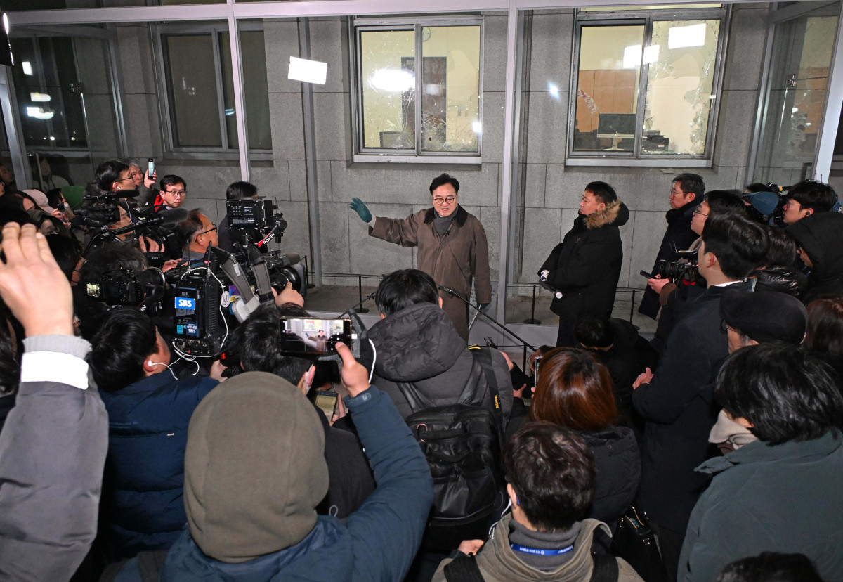 ▲우원식 국회의장이 12·3 비상계엄 사태 1년이 된 3일 서울 여의도 국회에서 열린 다크투어에서 도슨트로 참여해 시민들에게 계엄 당시 주요 현장의 상황을 설명하고 있다. 본관 233호 외부. 신태현 기자 holjjak@