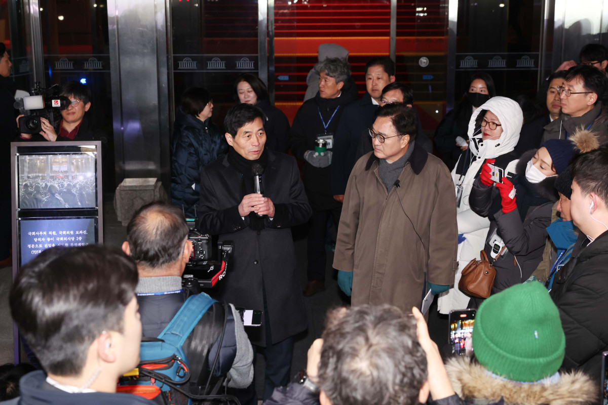 ▲김민기 국회사무총장이 3일 서울 여의도 국회에서 열린 ‘그날 12.3 다크투어’에서 시민들에게 계엄 당시 정현관의 상황을 설명하고 있다. 신태현 기자 holjjak@