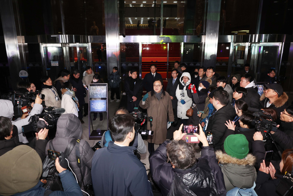 ▲우원식 국회의장이 3일 서울 여의도 국회에서 열린 ‘그날 12.3 다크투어’에서 직접 도슨트로 나서 시민들에게 계엄 당시 정현관의 상황을 설명하고 있다. 신태현 기자 holjjak@