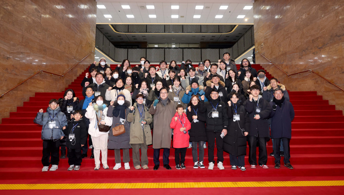 ▲우원식 국회의장이 3일 서울 여의도 국회에서 열린 ‘그날 12.3 다크투어’에서 직접 도슨트로 나서 시민들과 기념촬영을 하고 있다. 신태현 기자 holjjak@