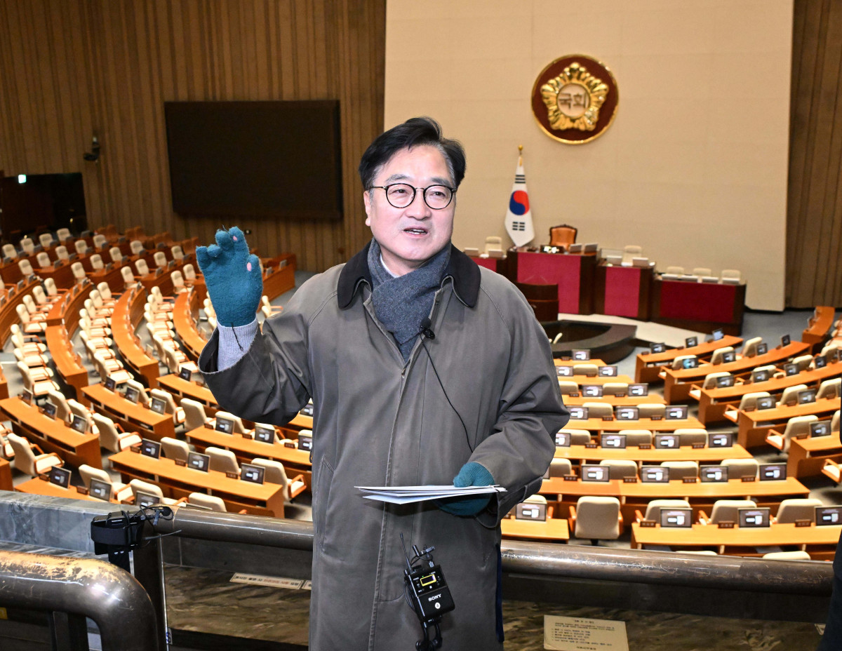 ▲우원식 국회의장이 12·3 비상계엄 사태 1년이 된 3일 서울 여의도 국회에서 열린 다크투어에서 도슨트로 참여해 시민들에게 계엄 당시 주요 현장의 상황을 설명하고 있다. 본회의장 방청석. 신태현 기자 holjjak@