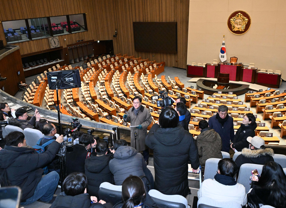 ▲우원식 국회의장이 12·3 비상계엄 사태 1년이 된 3일 서울 여의도 국회에서 열린 다크투어에서 도슨트로 참여해 시민들에게 계엄 당시 주요 현장의 상황을 설명하고 있다. 본회의장 방청석. 신태현 기자 holjjak@