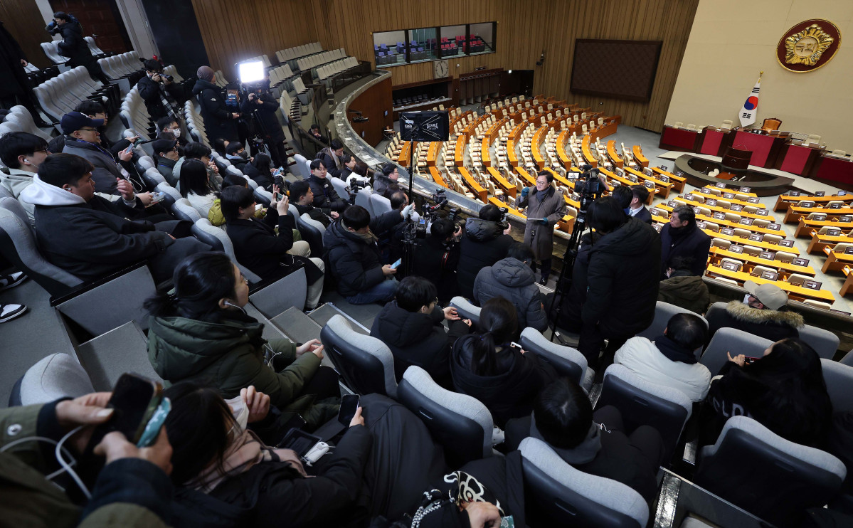 ▲우원식 국회의장이 3일 서울 여의도 국회에서 열린 '비상계엄 해제 1주년 기억행사' 다크투어에서 도슨트로 참여해 시민들과 함께 계엄 해제 표결을 이뤄낸 본회의장을 돌아보고 있다. 신태현 기자 holjjak@
