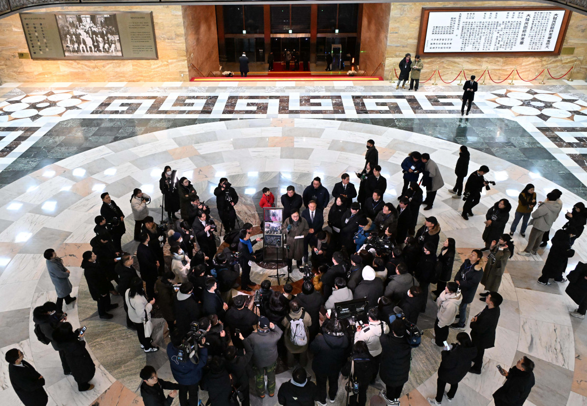 ▲우원식 국회의장이 12·3 비상계엄 사태 1년이 된 3일 서울 여의도 국회에서 열린 다크투어에서 도슨트로 참여해 시민들에게 계엄 당시 주요 현장의 상황을 설명하고 있다. 로텐더홀. 신태현 기자 holjjak@