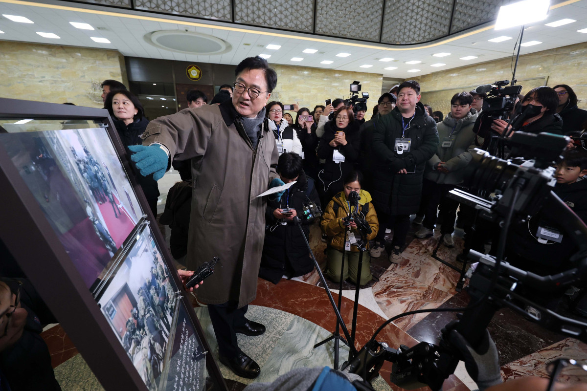 ▲우원식 국회의장이 3일 서울 여의도 국회에서 열린 '비상계엄 해제 1주년 기억행사' 다크투어에서 도슨트로 참여해 시민들과 함께 계엄군이 들이닥쳤던 3층 중앙홀을 돌아보고 있다. 신태현 기자 holjjak@